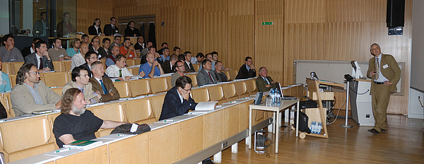 Studierende und Lehrender in einem Hörsaal der TU Graz