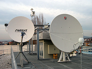 Satellitenantennen am Dach eines Gebäudes