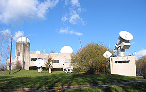 Reference ground station, building with satellite antennas, Gebäuden mit Satellitenantennen