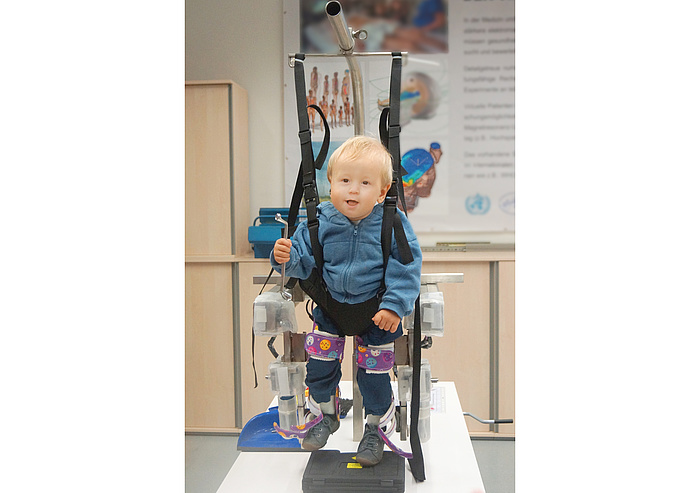 © Institut für Health Care Engineering - TU Graz und Aliaksei Lasevich - Fotolia.com Kind mit Bewegungsstörungen trainiert mit dem Lokomat.