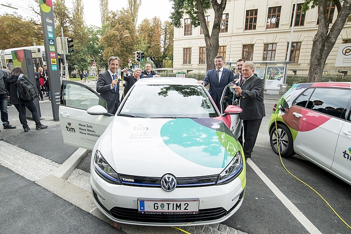 Sechs Männer stehen vor einem tim-Auto am Hasnerplatz.