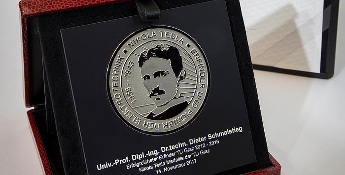 Die silberne Nikola Tesla-Medaille für Dieter Schmalstieg im Detail.