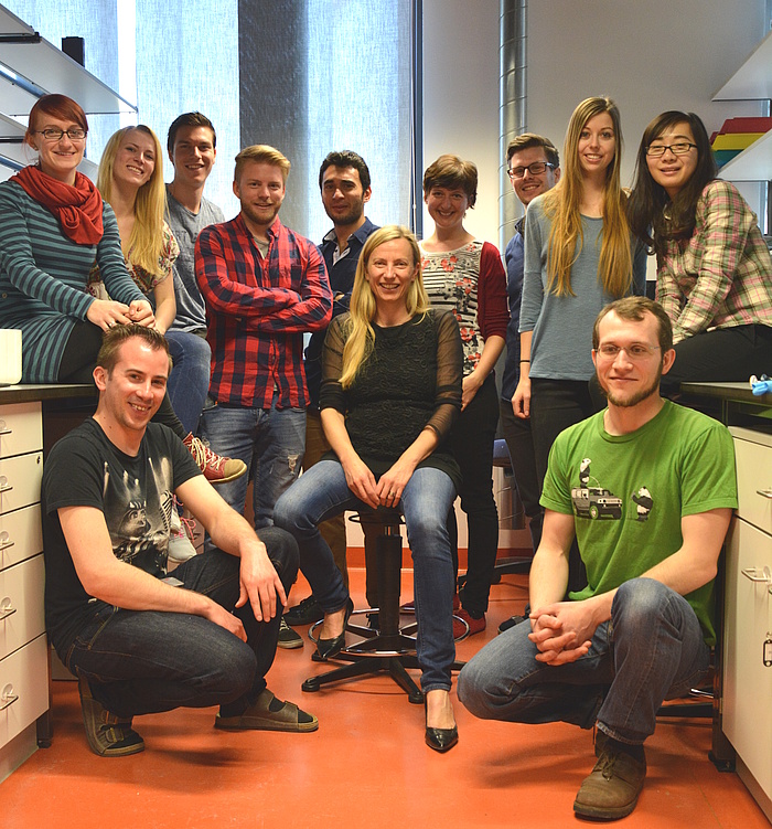 Foto der Forschungsgruppe von Juliane Bogner-Strauss in einem Labor am Institut für Biochemie der TU Graz.