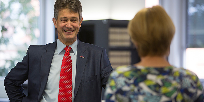 Harald Kainz, Rektor der TU Graz, im Gespräch mit einer Mitarbeiterin.