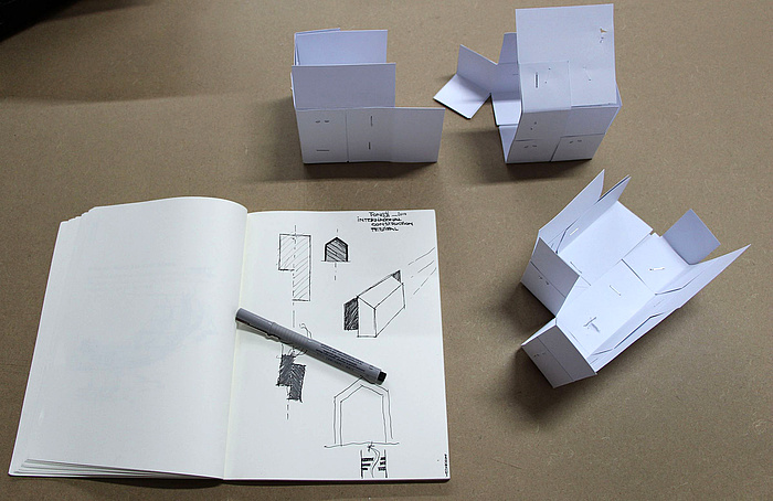 Entwurfszeichnung und Papiermodelle des Pavillons 
