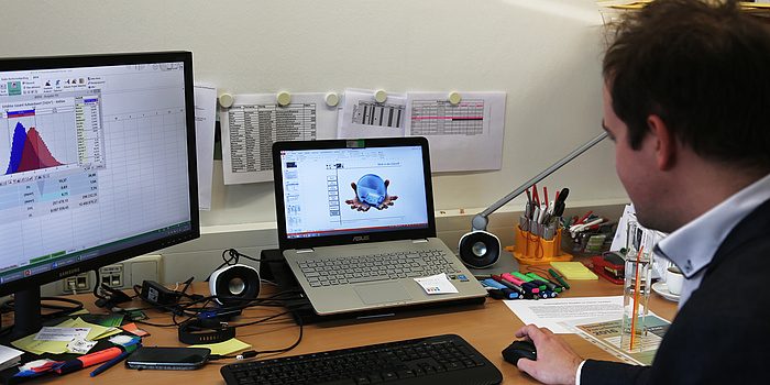 Wiedner – TU Graz Markus Kummer on the PC showing a simulation at his workplace.