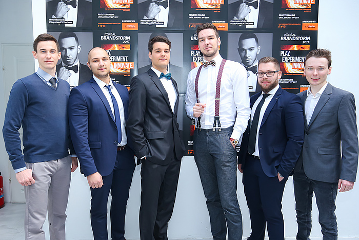 In Wien stellte sich das Team Paradigm Shifters gemeinsam mit einem anderen TU Graz-Team zum gemeinsamen Foto auf (v.l.n.r.): Stefan Schöpf, Stefan Stevanovic, Omar Saracevic, Mark Celaj, Aleksandar Sargic, und Bernd Somitsch