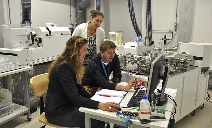 © Keller – TU Graz The mass spectrometer for the isotopic analysis of rocks is being tuned by Dorothee Hippler and Sylvia Perchthold prior to sample analysis.