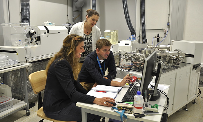 The mass spectrometer for the isotopic analysis of rocks is being tuned by Dorothee Hippler and Sylvia Perchthold prior to sample analysis.