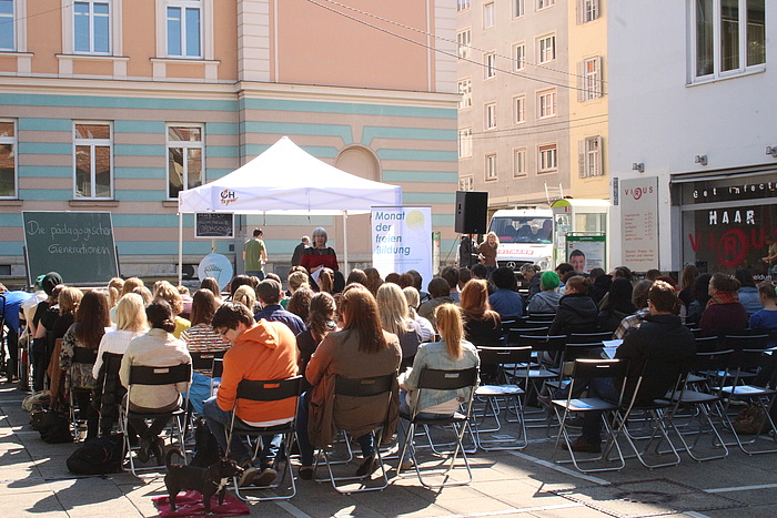 Eine Lehrveranstaltung mitten am Tummelplatz in Graz.