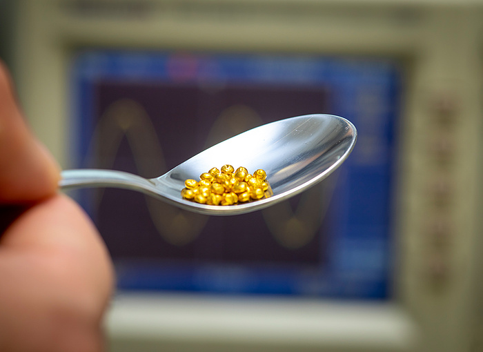 © Lunghammer - TU Graz Zu sehen ist ein Löffel mit ca. zwei Millimeter großen Goldnuggets.