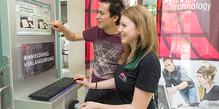 Ko Odreitz und Elisabeth Salomon (v.l.) bei der elektronischen Anmeldung am TU Graz-Campus.