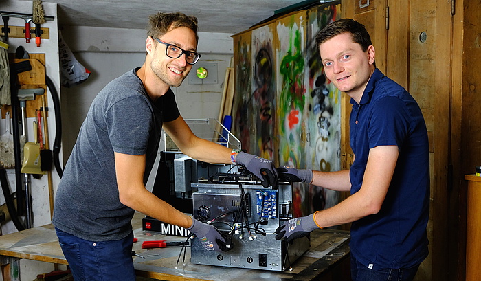 Jakob Neuhauser und Thomas Schiefermair arbeiten an der MINImill in ihrer Werkstätte.
