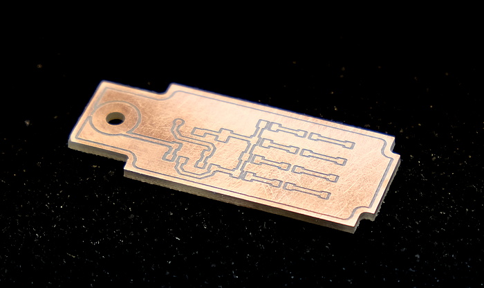 SMD-Platine, die mit der MINImill gefertigt wurde, in Großformat auf schwarzem Hintergrund.