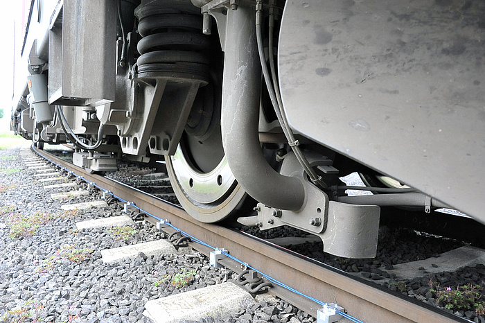 Eisenbahngleise mit faseroptischen Sensorkabeln.