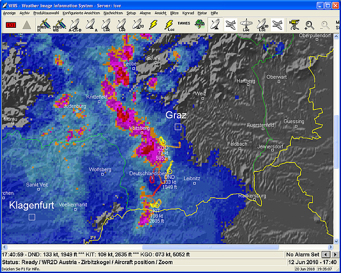 Gewitterfront am 12. Juni, kurz bevor in Graz mehr als 100 km/h Wind gemessen wurden. Im Bild sind auch die Positionen und Tracks der Hagelflieger zu sehen, die vor den Gewitterzellen die Wolken impfen. Screenshot: IHF / TU-Graz Auf einem Satelitenbild ist eine rot und pink eingefärbte Gewitterzelle westlich von Graz zu sehen.