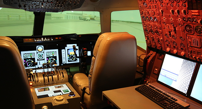 Cockpit des Verkehrsflugzeugsimulators.