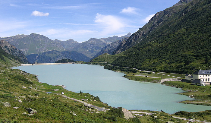 Foto des Vermuntsees im Vorarlberger Montafon mit dem Wasserkraftwerk Obervermuntwerk 1.
