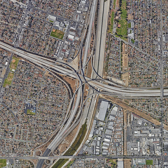 Kreuzungspunkt der Stadtautobahnen Interstate 710 und Interstate 105 inmitten von Los Angeles, Kalifornien, aus der Luft aufgenommen.