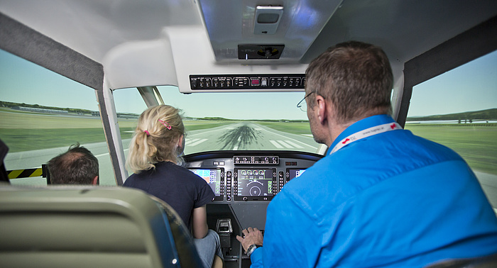 Cockpit des Leichtflugzeugsimulators.