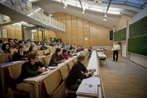 Professor Schanz beim Vortrag im Hörsaal