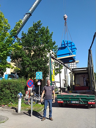 Martin Haubenhofer with the new suction blower arriving at the institute. It will increase the capabilities of our transonic test turbine facility TTTF.