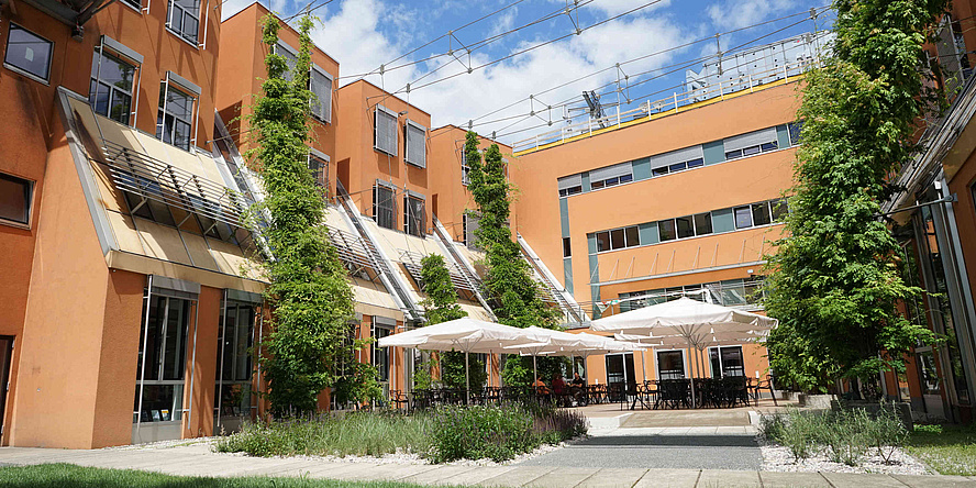 Innenhof der Fachbibliothek Inffeld mit Sonnenschirmen