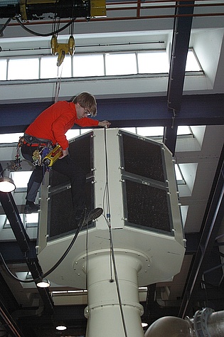 Our colleague Christian Faustmann using his climbing equipment to change the temperature sensor at the inlet of the air brake compressor!