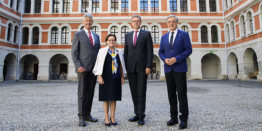 Gruppenfoto mit einer Frau und drei Männern.