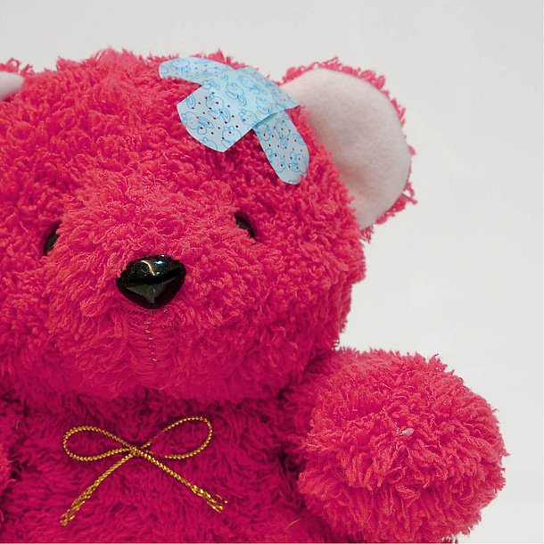 Ein pinker Teddybär mit einem Pflaster am Kopf. Bildquelle: Thitinat. K – Fotolia.com