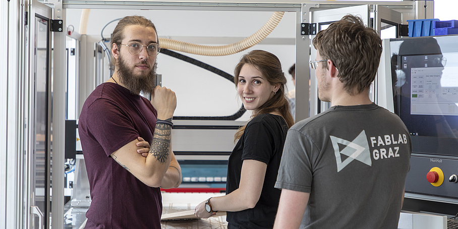 3 Personen in einem Industrie-Labor.