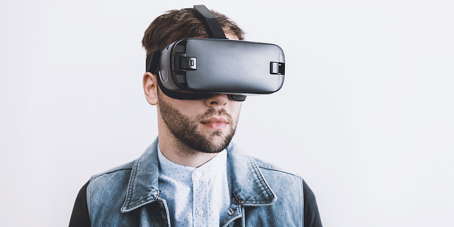 Mann mit VR-Brille