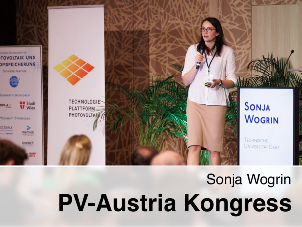 Sonja Wogrin steht auf der Bühne und hält eine Präsentation beim PV-Austria Kongress. Im Hintergrund ist ein Banner der Technologieplattform Photovoltaik zu sehen.