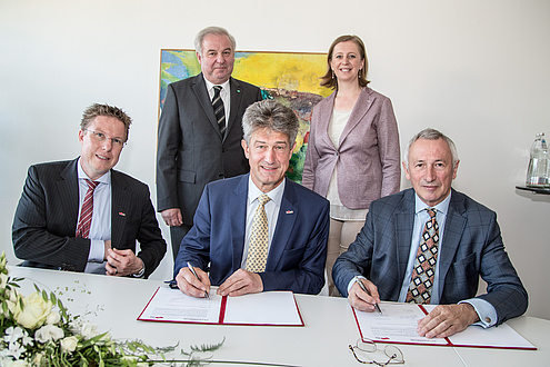 Die beiden Rektoren unterschreiben den Vertrag im Beisein des TU Graz-Vizerektors für Lehre und der Landespolitik vertreten durch den Landeshauptmann und die Landesrätin