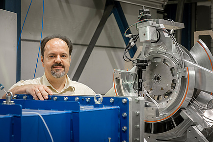 TU Graz researchers with a quarter-sector cascade of an aircraft engine