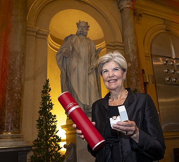 Eine Frau lächelt in die Kamera