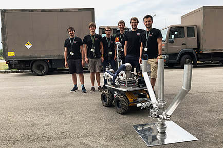 TU Graz Studierende posieren mit einem Field Roboter