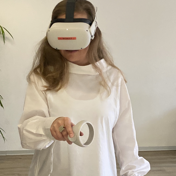 Eine Frau mit Virtual Reality Brille