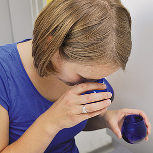 Eine Frau bei der Geruchsprüfung. Bildquelle: TU Graz