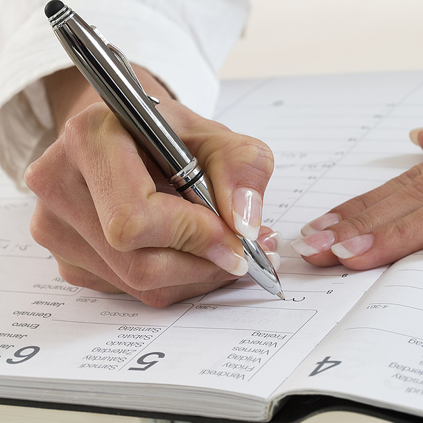 Eine Frau trägt etwas in einen Kalender ein. Bildquelle: JPC-PROD – Fotolia.com