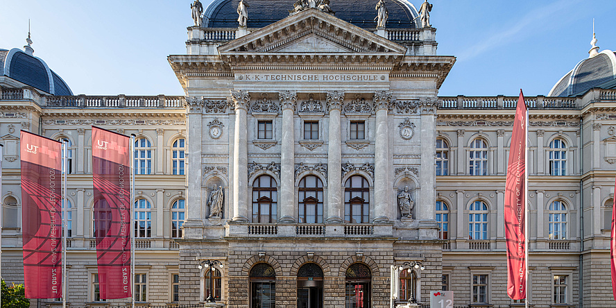 Historisches Gebäude mit TU Graz Fahnen