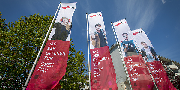 Fahnen mit der Aufschrift "Tag der offenen Tür"
