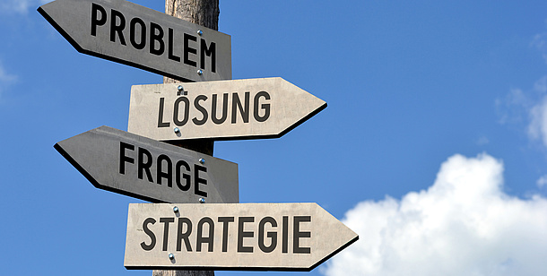 4 Wegweiser mit den Aufschriften Problem, Lösung, Frage, Strategie. Bildquelle: iStock – 3D generator