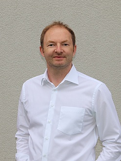 Porträt eines Mannes im weißen Hemd