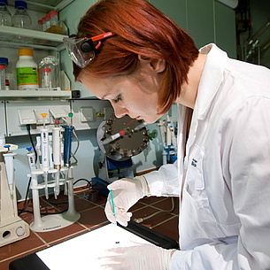 Woman wearing lab clothing  working with a syringe. Photo source: Lunghammer - TU Graz