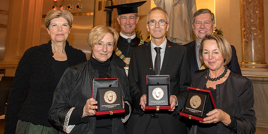 Von links nach rechts: Vorsitzende des Universitätsrates Karin Schaupp, Sybille Mick, Rektor Harald Kainz, Roland Würschum, Senatsvorsitzender Gernot Kubin und Anna Maria Moisi bei der Verleihung der Erzherzog-Johann-Medaillen in der Aula der TU Graz.