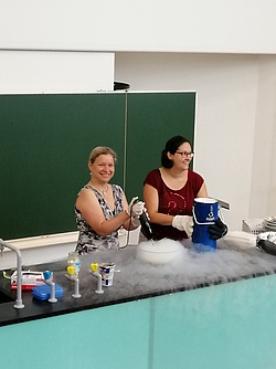 Daria Rybakova und Christina Müller hantieren mit flüssigem Stickstoff