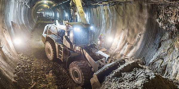 Ein Bagger in einer Tunnelröhre.
