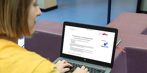 Eine Studentin mit einem Notebook.