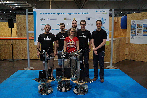 Das Team GRIPS belegt in der Logistics League des RoboCup2016 den dritten Platz und posiert mit seinen drei Logistik-Robotern